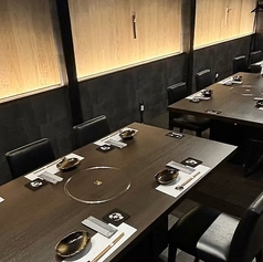 貸切利用も可能で、プライベートなイベントや大切な集まりに最適です。大人の隠れ家としてお楽しみいただけるシックな雰囲気の中、周囲を気にすることなく、心ゆくまでお楽しみいただける空間で、特別なひとときを演出します。大切な方々との思い出を、ぜひ当店でお作りください。