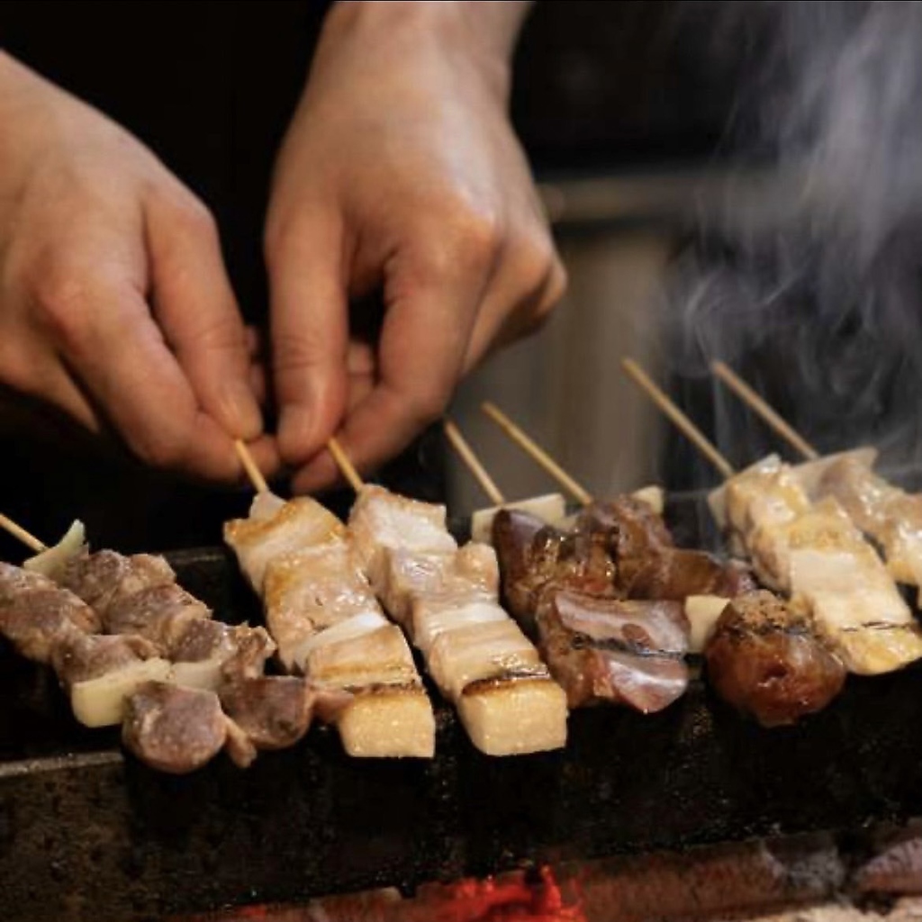 1本1本丁寧に串打ちをし、炭火で焼き上げる焼き鳥は絶品です！