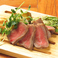 当店は創業100年の老舗精肉卸直営の肉バル店となります。黒毛和牛を一頭で仕入れることで普段市場に出回らない様々な希少部位をご提供しております。また、仕入れのメリットを生かし、和牛ステーキをお値打ち価格で提供しております。