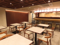 落ち着きのある店内でじっくりと料理を堪能できます