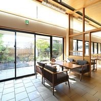 自然に囲まれたバリアフリーのカフェ。