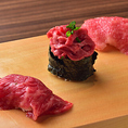 人気の肉寿司！黒毛和牛握りは赤身・霜降りの2種類ご用意しております
