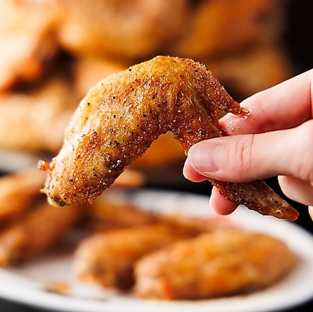 外はカリッと中はジューシーに仕上げた手羽先はお酒にも合う味わいでついおかわりしたくなる一品です