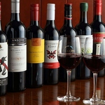 カリフォルニアや豪州産など多彩なワインをご用意。シーンに最適な一杯をスタッフがご提案します。