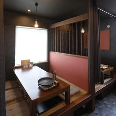 ゆったりと足を伸ばせる掘りごたつ席は、宴会や飲み会、歓送迎会に最適です。最大12名様までのグループ利用も可能で、仲の良いご友人と本格韓国料理を囲めば、お酒も進み会話も弾みます。女子会やご家族でのお食事、誕生日・記念日のお祝いにも大人気！落ち着いた和の雰囲気の中で、極上のひとときをお過ごしください。