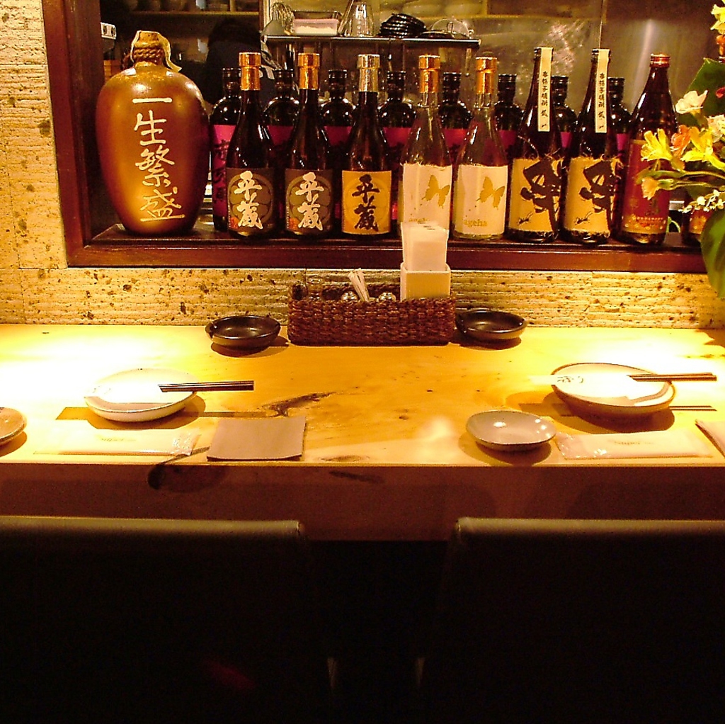 カウンター席はお一人様はもちろん、恋人との食事、同僚とのサク飲みなど様々なシーンでご利用可能◎