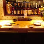 カウンター席はお一人様はもちろん、恋人との食事、同僚とのサク飲みなど様々なシーンでご利用可能◎