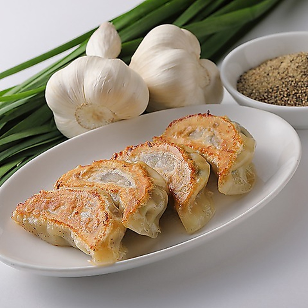 アルコールのお供に！黒胡椒を餡に入れ、ニンニク・ニラをたっぷり使用した『香香餃子(黒胡椒)』