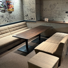 【ソファーで楽しむマジック体験】リラックスしたソファー席で、マジックショーを楽しむ贅沢な時間を提供します。広々とした空間で、仲間と共に気軽に楽しむことができ、笑顔が絶えないひとときをお約束します。心地よいソファで、素晴らしいマジックを体験してみませんか？エンターテインメントをお楽しみください。