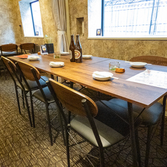 【2階四角い6～8人掛けテーブル席】2階の四角い6～8人掛けテーブル席は、広々とした空間で、友人や家族との集まりに最適です。貸切も可能なため、特別なイベントにもご利用いただけます。モバイルオーダーを導入しておりますので、スムーズに料理やドリンクを楽しむことができます。リラックスした状態でお楽しみください。