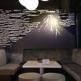 【カラオケあり】貸切対応でカラオケを楽しめる当店では、VOIDのスピーカーとウーファーが生み出す高音質な音楽を堪能できます。ワイヤレスマイクも完備しており、仲間と一緒に盛り上がること間違いなし。音響設備にこだわったこの空間で、思い出に残るカラオケ体験を楽しんでいただけます。