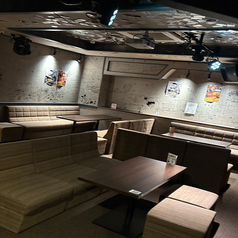 【貸切で叶える特別なひととき】20名様からご利用可能な貸切。、特別感あふれる環境を提供します。団体様に最適な飲み放題プランやお食事付きプランが充実しており、思い出作りに最適な空間です。サプライズやエンターテインメントで、皆様の素敵な時間を演出します。大切な仲間と一緒に、素晴らしいひとときをどうぞ。