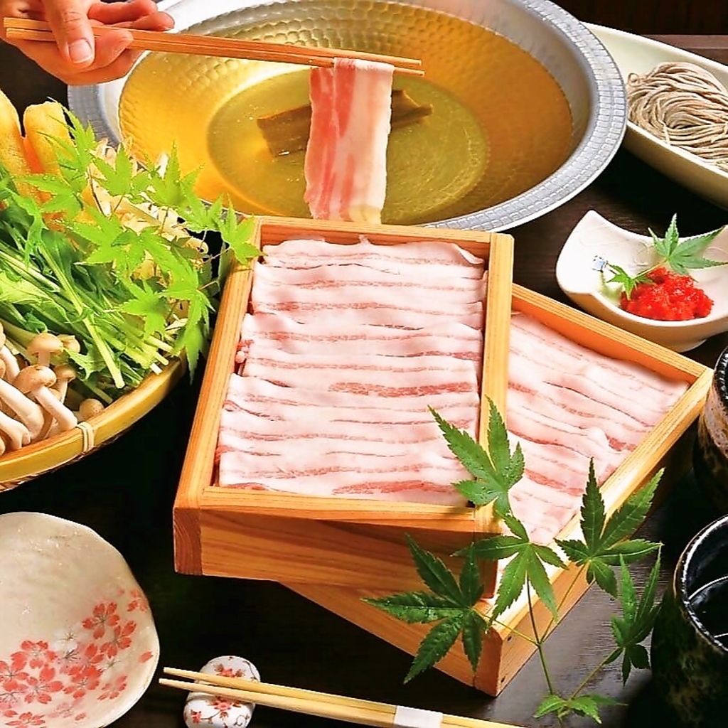 さっと茹でたお肉は、口の中でとろけるような柔らかさと深い味わい、新鮮な野菜とともにご堪能下さい