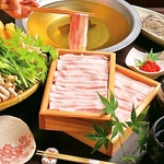 さっと茹でたお肉は、口の中でとろけるような柔らかさと深い味わい、新鮮な野菜とともにご堪能下さい