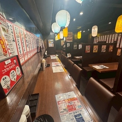 店内はどこか懐かしい風情が漂う店内となっており、昔ながらの魅力的なメニューが豊富にそろっております。下町酒場のような親しみやすい雰囲気とリーズナブルな価格で気軽にご利用いただける大衆酒場となっております！