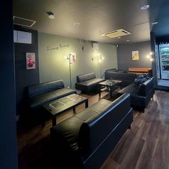 「友達の誕生日をちょっと特別に祝いたい」「女子だけでゆっくり過ごせる場所がほしい」そんな時にぴったりなのが,当店の貸切利用がオススメです♪黒を基調としたシックでおしゃれな店内は、まるで隠れ家のような落ち着いた空間。15名~最大20名までの利用が可能で2日前までにお問い合わせをお願い致します!