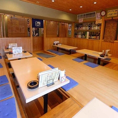 【2階掘りごたつ席：～30名様】喫煙OK！足を伸ばして自宅のようにゆったりくつろげる会社宴会や歓迎会、送別会など大人数の集まりにぴったり。最大30名様まで利用可能で、間隔を詰めてお座りいただければ数人増えても対応できます。喫煙可能なので愛煙家の方も安心。美味しい料理と和やかな雰囲気で楽しい時間をどうぞ。