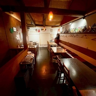 太い古木の梁と木の香り、ユニークさも溢れる空間