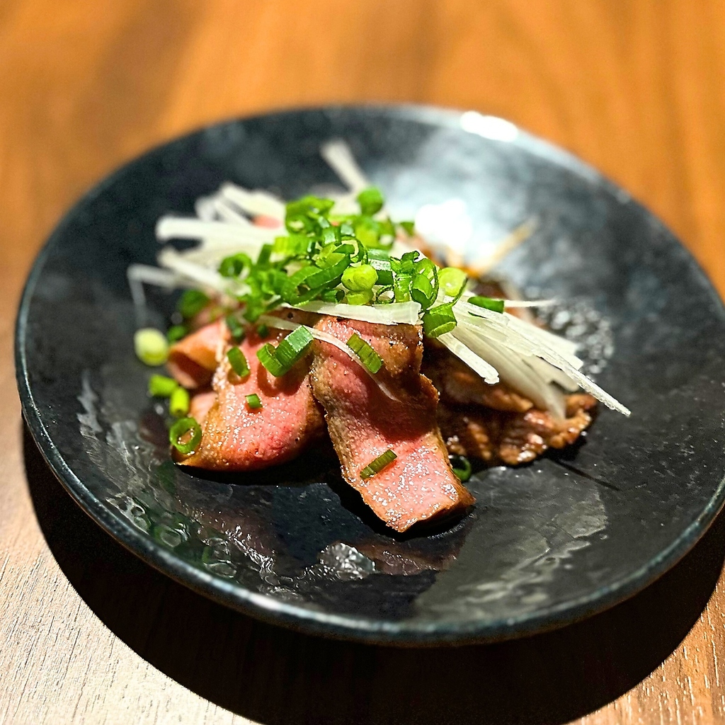 牛タンしょうゆ漬け：噛むほどに広がる、香ばしい醤油のコクと牛タンの旨味