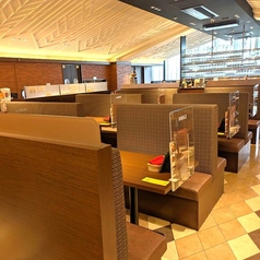 B【ベンチソファー席】小さなお子様も安心の広々としたソファー席を完備。ゆとりある空間で、周りに気兼ねなくお食事をお楽しみいただけます。お祝い事や週末のランチなど、大切な家族の時間にぜひご利用ください。#居酒屋#飲み放題#ランチ#洋食#ビール#パスタ#肉料理#個室#貸し切り#昼飲み#ステーキ