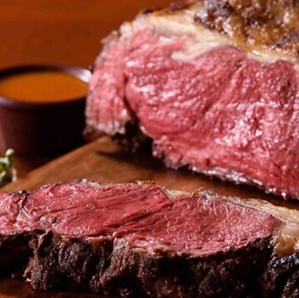 必食は週末限定のプライム・リブ。低温でじっくり焼き上げた厚切りローストビーフの旨みを舌鼓。