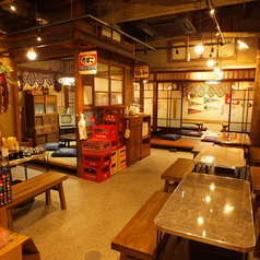 昭和風の下町風情が魅力の店内です◎お通しや席料も一切ない気軽に楽しめるやきとん大衆酒場が魅力！