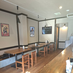 少人数でのお食事や、お仕事帰りのサク飲みにも使いやすい2名様用のテーブル席。気軽にゆっくりお食事をお楽しみいただけます。※テーブル席は人数に合わせてレイアウト変更も可能です。グループでのご利用など、お席のご相談はお気軽にお問い合わせください。