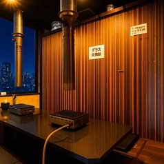 デートや記念日に最適なプライベート空間。個室1名様～ご利用可能。温かみある照明が照らす雰囲気ある個室空間は、女性にも人気の個室席となっております。大和でのデートやご友人との飲み会、女子会などにもおすすめの空間です。