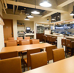 6名様掛けの上質なテーブル席。木の温もりと落ち着いた照明が、会食やご家族のお祝いに華を添えます。少人数でのご歓談に最適な空間。※テーブル席は2名、3名様の予約の場合は、相席になる場合もございます。