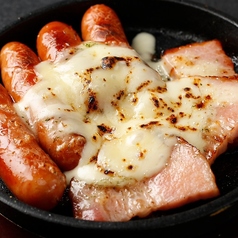 ソーセージとベーコンの鉄板焼き