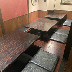 【2～4名様向け】ゆっくりとお過ごしいただける掘りごたつになっています。名物「正直塩つくね」「無敵ハツユッケ」や、鶏料理を多数ご用意しております。