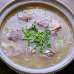ラム肉、大根、豆腐の煮込みスープ