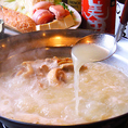 8時間じっくり炊いたスープ♪宮崎産の新鮮な鶏と丁寧に炊いた白濁スープが自慢の「博多水炊き」。鶏の旨味を余すことなく凝縮されたスープは、専門店に引けを取らない逸品！