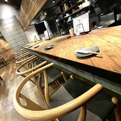 カウンターは2名様席が4席あります。焼場の目の前でライブ感をお楽しみいただけます。