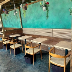 3.店内壁側に面したテーブル席2名テーブル×4席