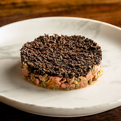 黒毛和牛のと黒トリュフのタルタル