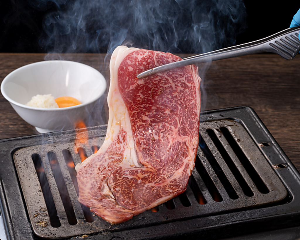 リピート率90％以上!!とろ肉3秒炙りなどの名物料理満載！