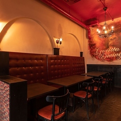 黒と赤のコントラストがおしゃれなテーブル席は、2名様用×1卓、4名様用×3卓をご用意しています。店内奥のボックス席は、最大14名様までOK！ご宴会時はテーブルをつなげて、個室感覚でご利用いただけます。ご宴会、飲み会におすすめです。