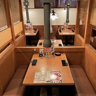 トークやお箸もすすむ、明るい店内♪