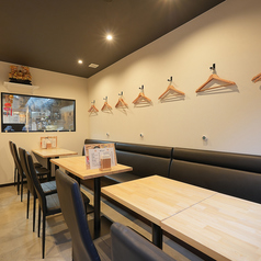 3名様掛けと5名様掛けのテーブル席をご用意しております。