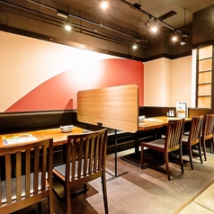 2名～4名様用テーブル席。落ち着いた店内空間にあるテーブル席は個室ではなくとも、ゆったりとお食事を楽しむことが可能です。飲み放題付コースや美味しい逸品料理、種類豊富なドリンクをご用意してお待ちしております。