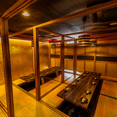 和の赴き溢れる個室席でゆっくりと時が流れるのをお楽しみくださいませ。間接照明と和の装飾の数々が上質な大人の空間を演出しております！多種多少なお席をご用意しておりますので誰と来ても何度来てもお楽しみいただけます♪（八王子/個室/居酒屋/食べ放題/飲み放題/宴会/女子会/接待/地鶏/海鮮）