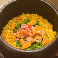 夏の土鍋飯（タラバガニ、ホタテ、ウニ、トウモロコシ、甘唐辛子）
