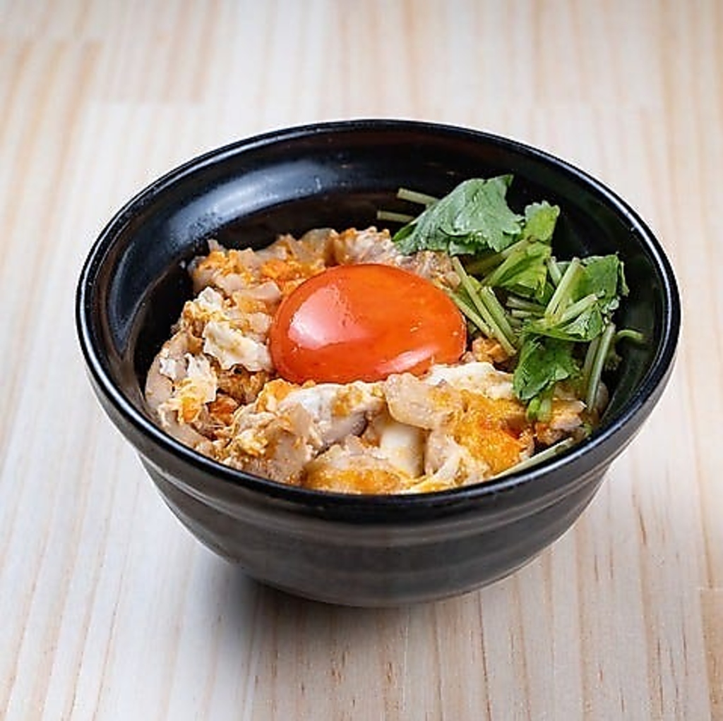 釜飯と並ぶ人気メニュー、新鮮な鶏肉料理の親子丼！