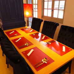 グループ利用や少人数での宴会におすすめです。本場仕込みの点心や海鮮料理を囲みながら、和やかなひとときをお過ごしください。