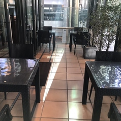 店前 テラス席です。席の連結可能です。