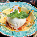 料理メニュー写真 ブラッターチーズとフレッシュバジルのトマトソーススパゲッティーニ