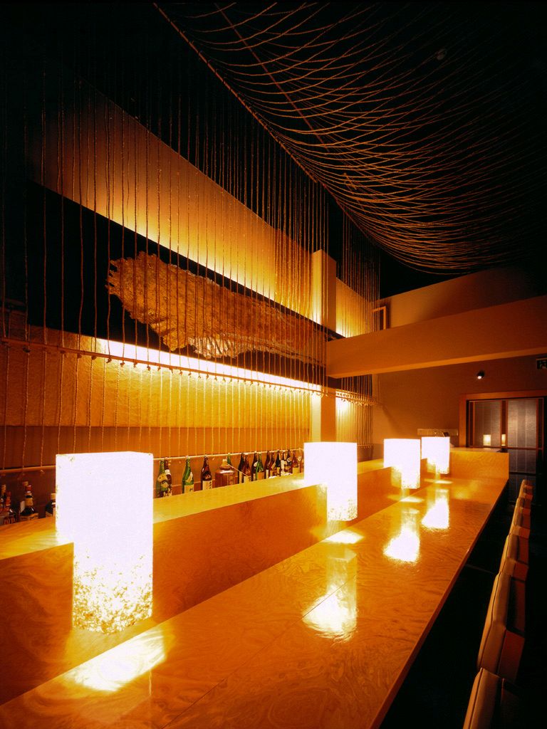 ゆったりくつろげる落ち着いた雰囲気のカウンター。デートやご友人と…横並びの距離感が人気のお席。