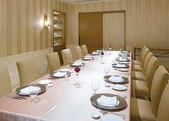 12名様まで利用可能な個室も1部屋ございます。両家顔合わせやご家族のお祝い事に最適なお部屋です。※個室のご利用時間は2時間とし、所定の時間を超過した場合は、追加料金を頂戴いたします。