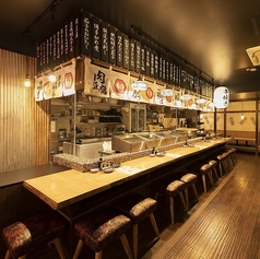 【デートにも人気、お一人様も大歓迎！】目の前で調理を眺めることができる迫力満点のカウンター席を完備。
